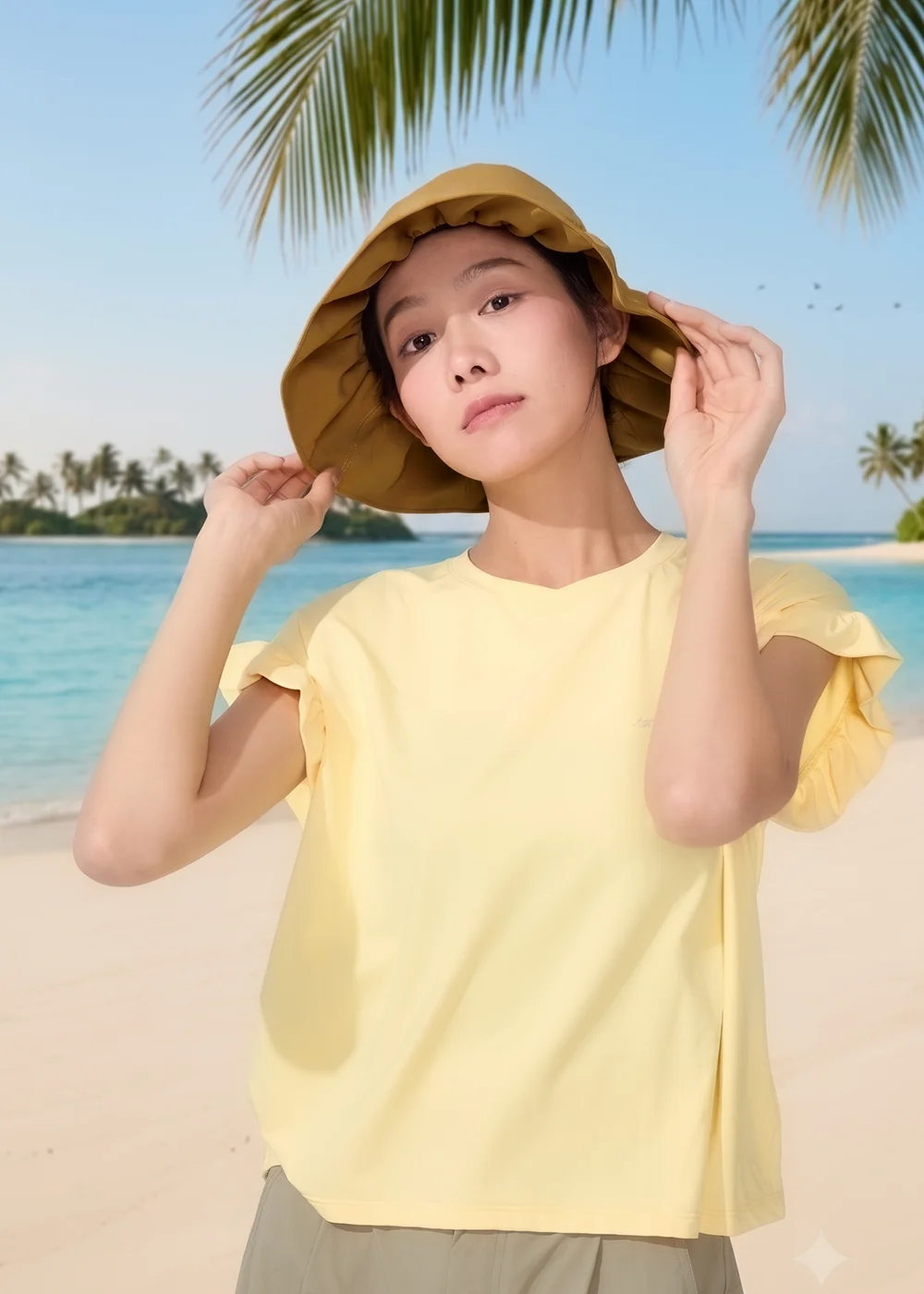 夏日海灘度假防曬穿搭,女性模特兒在藍天碧海與椰子樹的沙灘背景前,身穿黃色休閒短袖上衣、頭戴芥末黃防曬遮陽帽,展示適合海邊旅遊的抗 UV 造型。