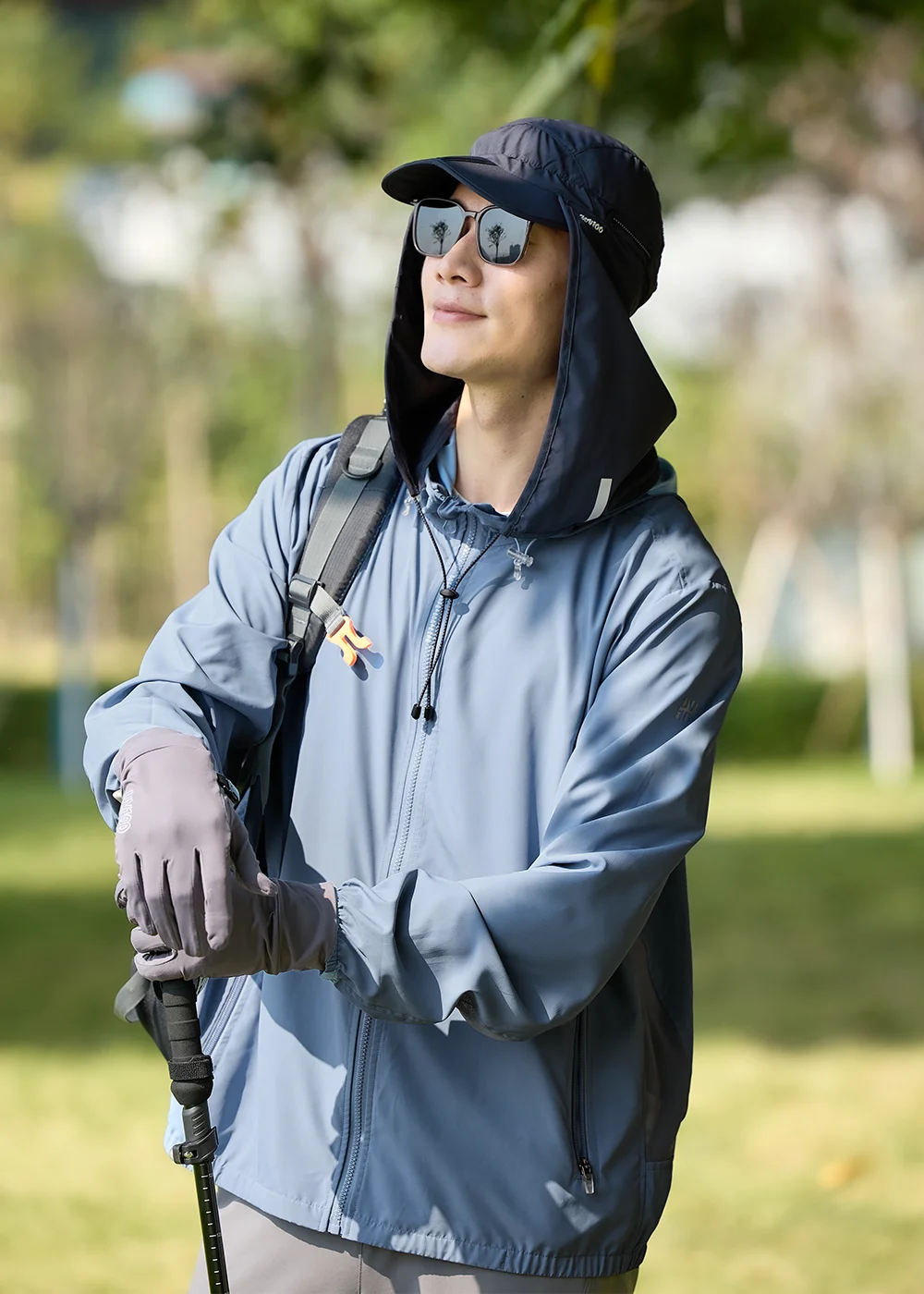 戶外專業防曬穿搭:Suptex 機能外套搭配遮陽帽與防護手套,灰藍色輕量化設計,適合夏季高溫環境下探索