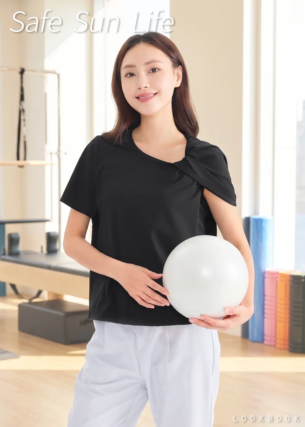 展示經典暗夜黑Apex環保涼感裸肌扭結造型上衣動態半身視覺,展現單邊扭結設計在運動訓練時所帶來的層次感與柔美線條。