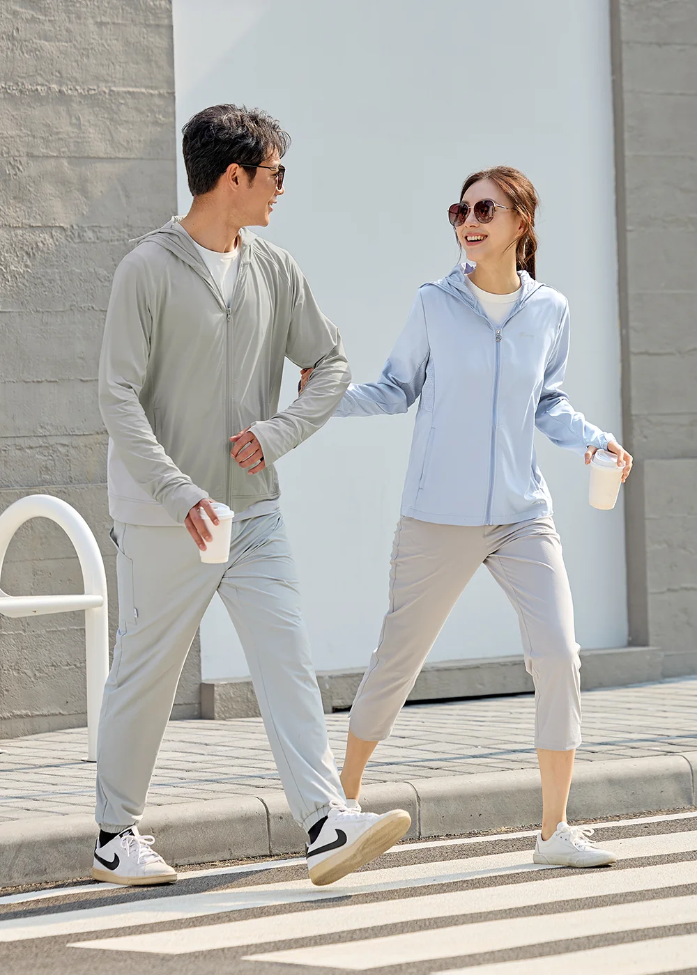男女款機能防曬服穿搭,展示多色系連帽外套與休閒長褲搭配,強調布料輕盈快乾,適合日常戶外活動與旅遊。