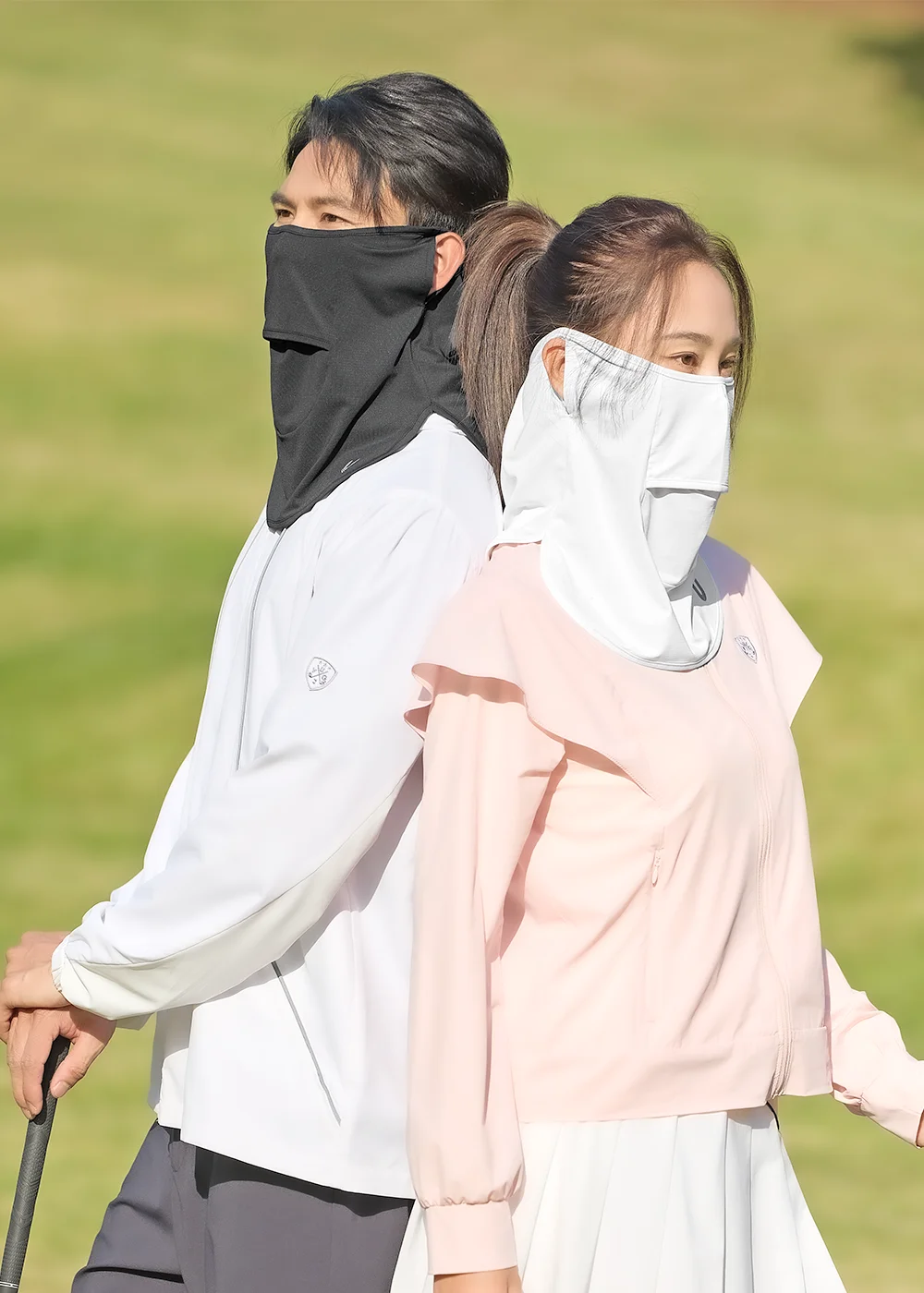 男女模特兒背對背站立,特寫黑色與白色防曬面罩的側面包覆度,呈現其延伸至後頸的全面性物理遮蔽效果。