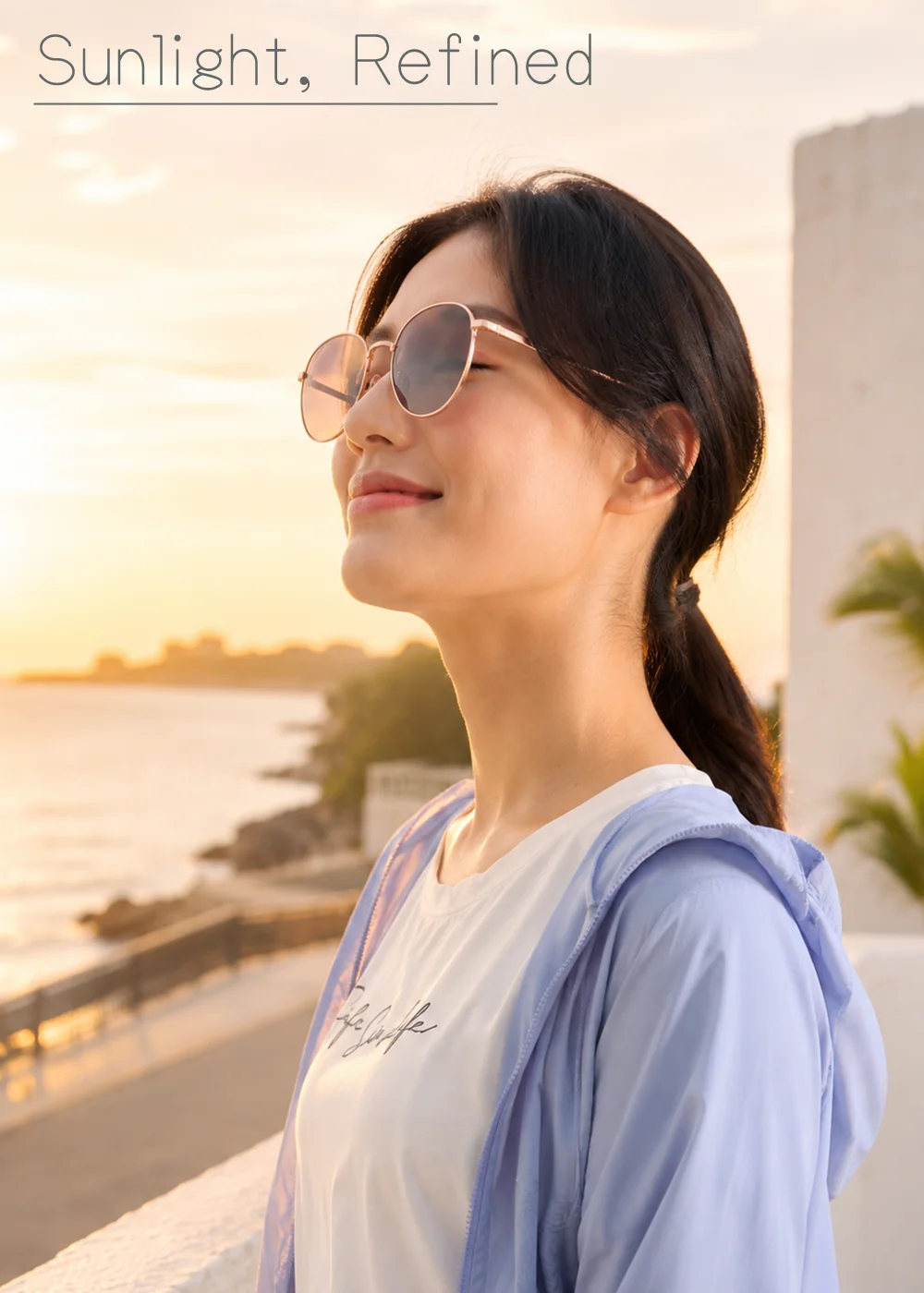 夕陽背景下女性配戴大框圓形偏光太陽眼鏡搭配UV100防曬外套,強調鏡片修飾臉型與濾除強光效果,提升視覺舒適度。