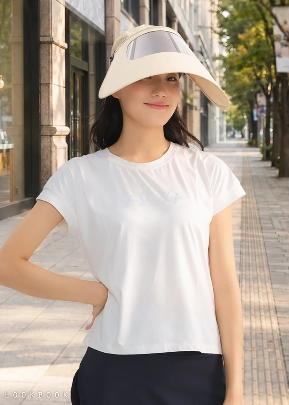 女模特兒配戴 奶茶色款 Suptex清涼多功能防護偏光面罩帽 進行日常防曬穿搭,展現偏光鏡片優異的濾光護眼效果,呈現俐落實用的都會通勤造型。