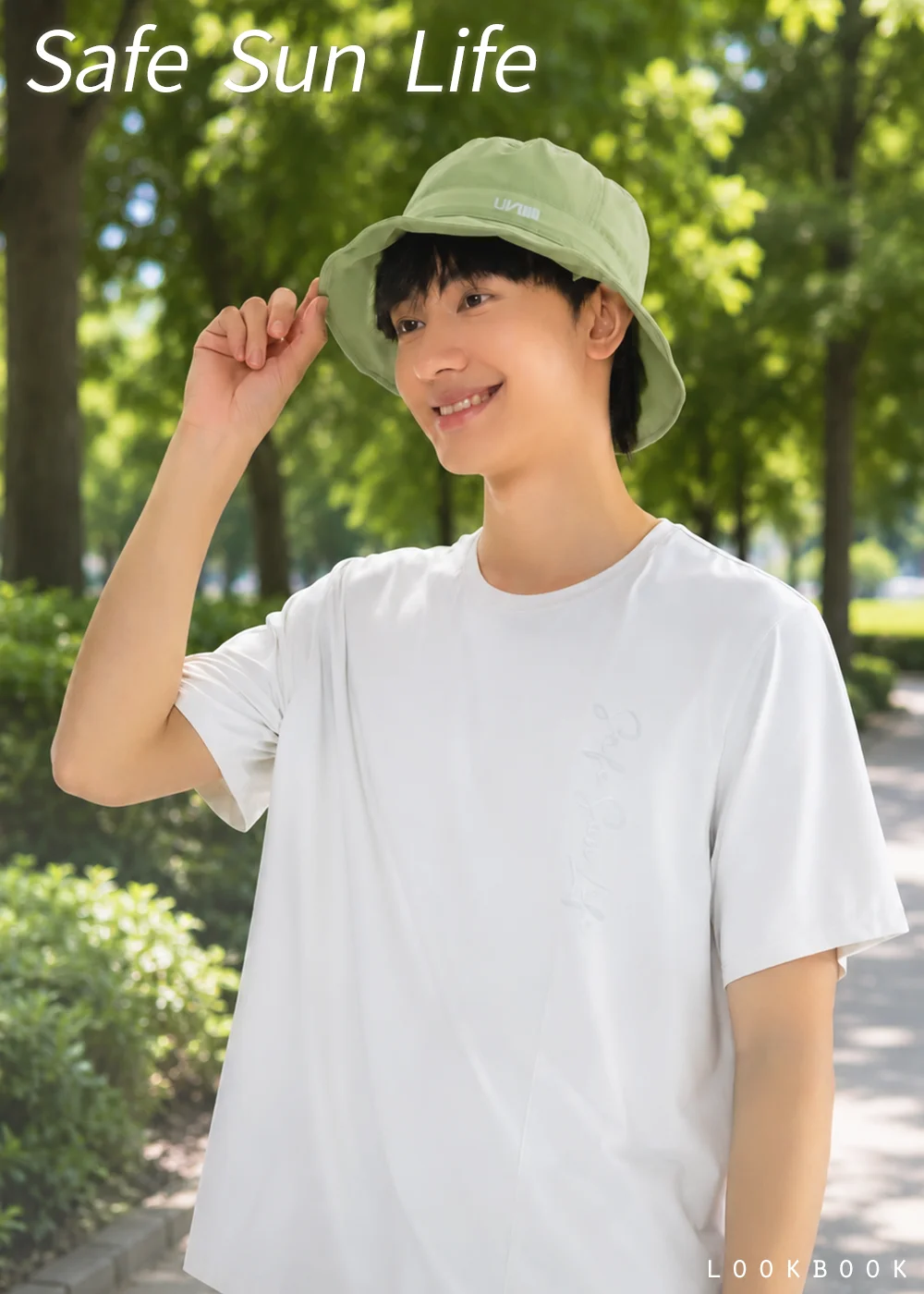 男模特兒配戴 抹茶綠款 Suptex清涼輕便抽繩漁夫帽,展現俐落帥氣的中性版型與涼感不悶熱的平織布料質感。