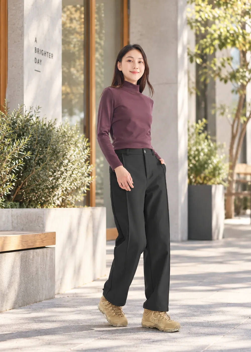 女款高透濕防風軟殼刷毛寬褲(暗夜黑)城市通勤穿搭展示,線條分割剪裁修飾腿型比例,呈現俐落顯瘦的都會休閒風格