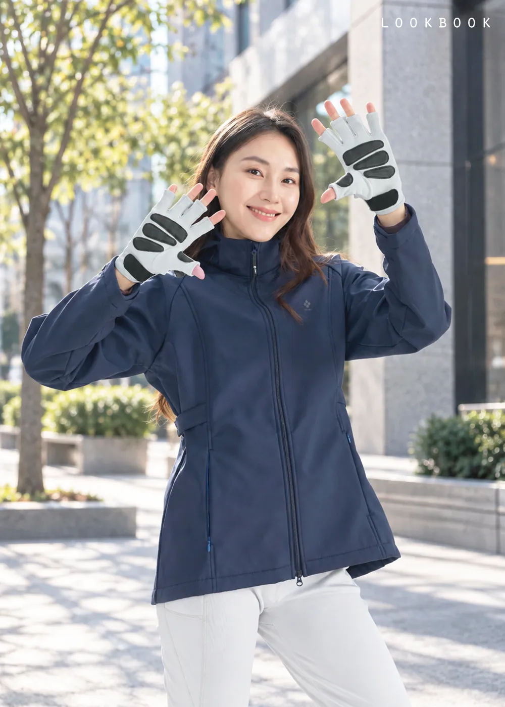 女模特兒展示科技羊毛遠紅舒絨防滑露指手套掌面,呈現 2mm 高密度泡棉減壓襯墊與防滑膠印,提供運動與騎車時的舒適抓握與抗壓防繭機能。