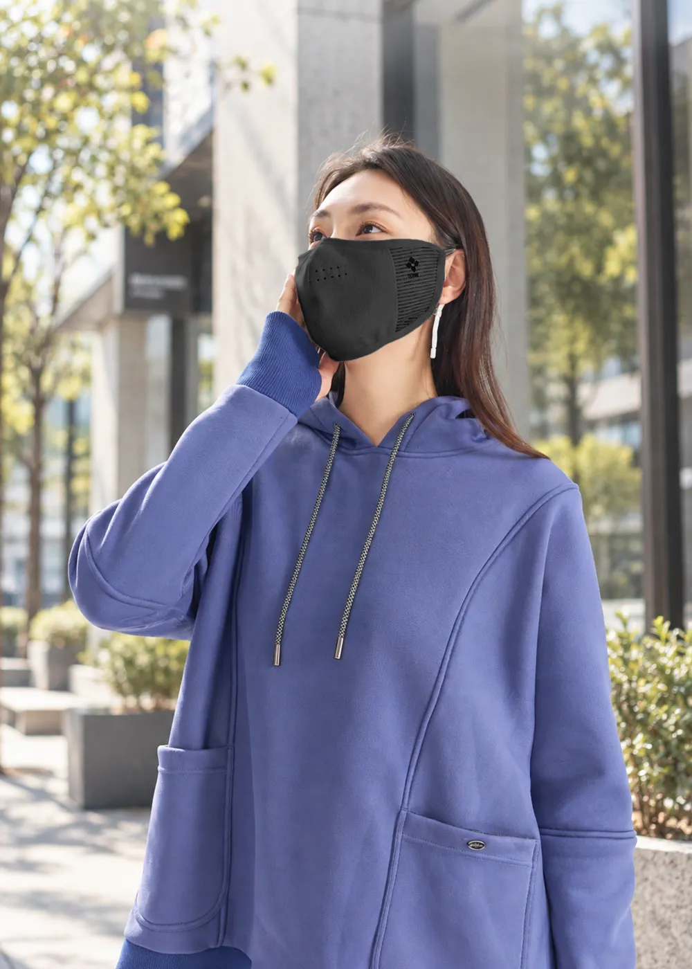 女性配戴曜石黑遠紅發熱雙面口罩,展示鼻面透氣孔平衡悶熱設計與簡約條紋外觀,適合機車通勤與戶外保暖。