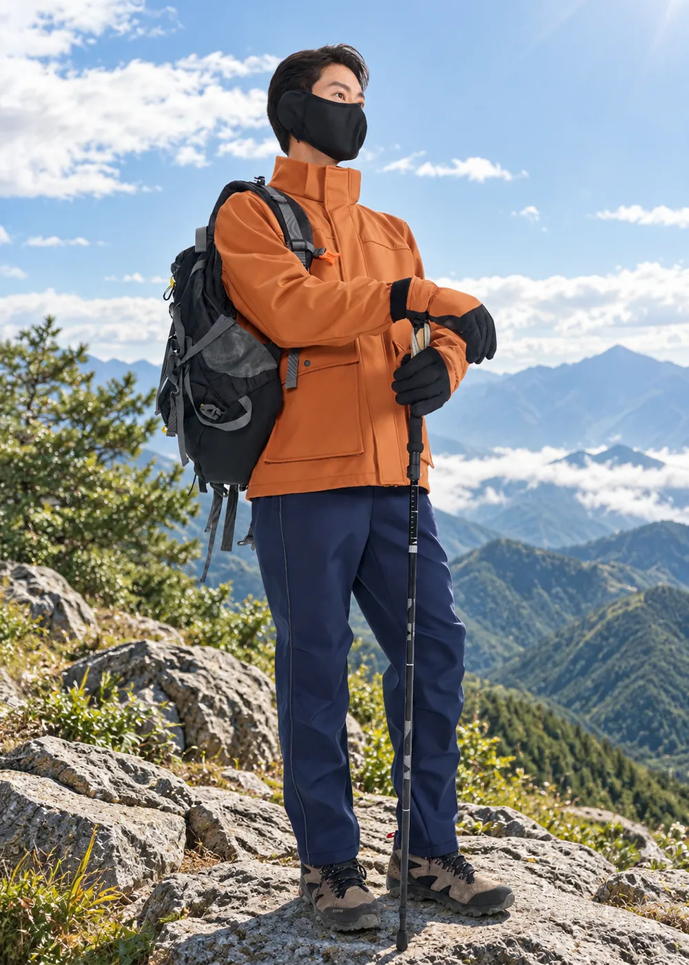 高山登山客穿著戶外機能服、背登山包手持登山杖,配戴黑色耳罩式保暖面罩抵禦戶外強風