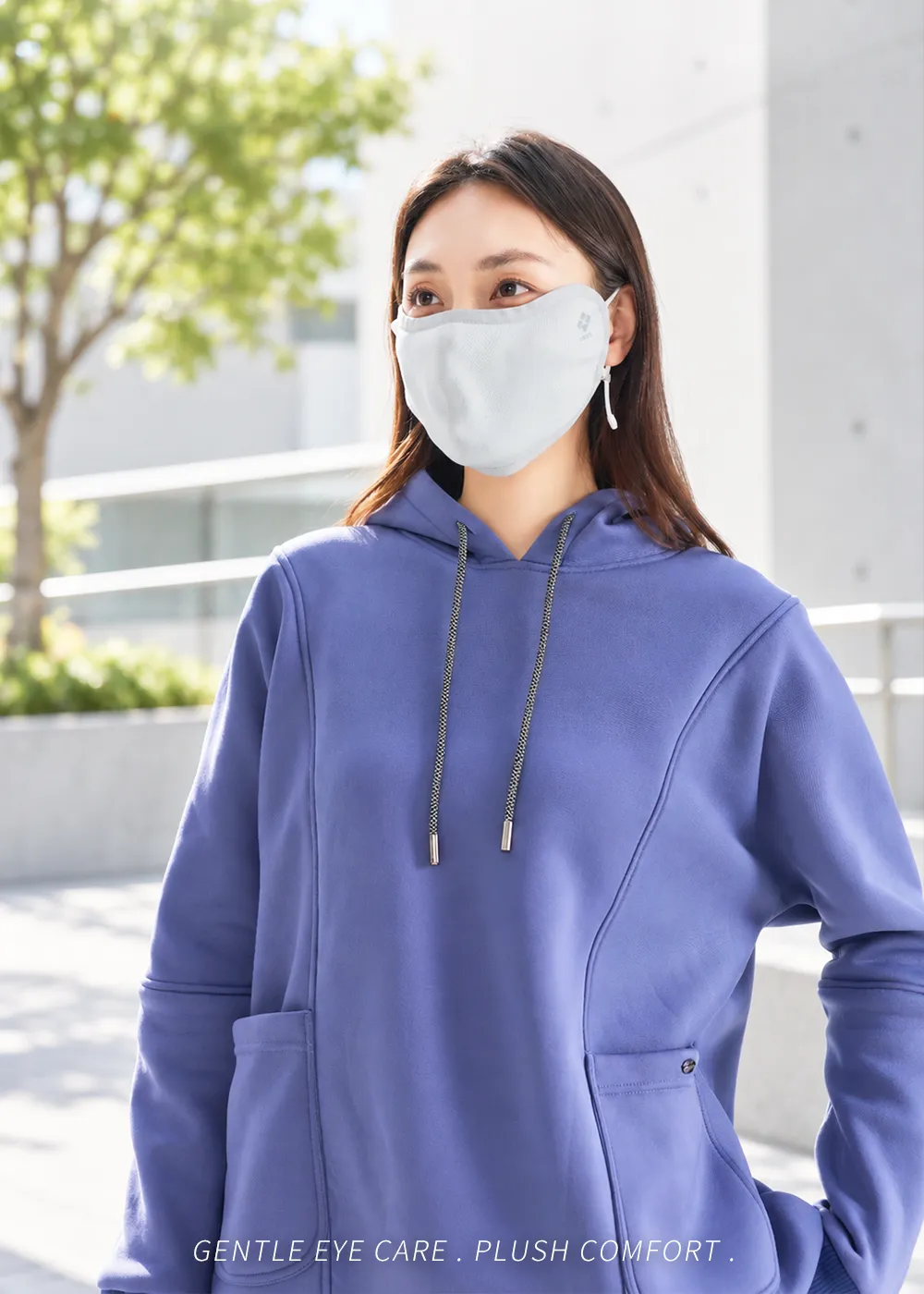 女性模特兒戶外穿搭展示科技羊毛遠紅舒絨立體護眼角保暖口罩(煙雨灰),呈現柔和護眼角弧線與極致親膚包覆質感。