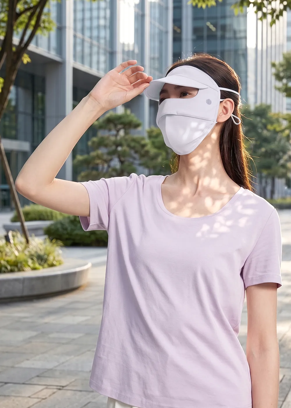 女性上班族通勤配戴淺灰色防曬面罩遮陽帽與吸濕速乾上衣，在城市辦公大樓前防曬穿搭