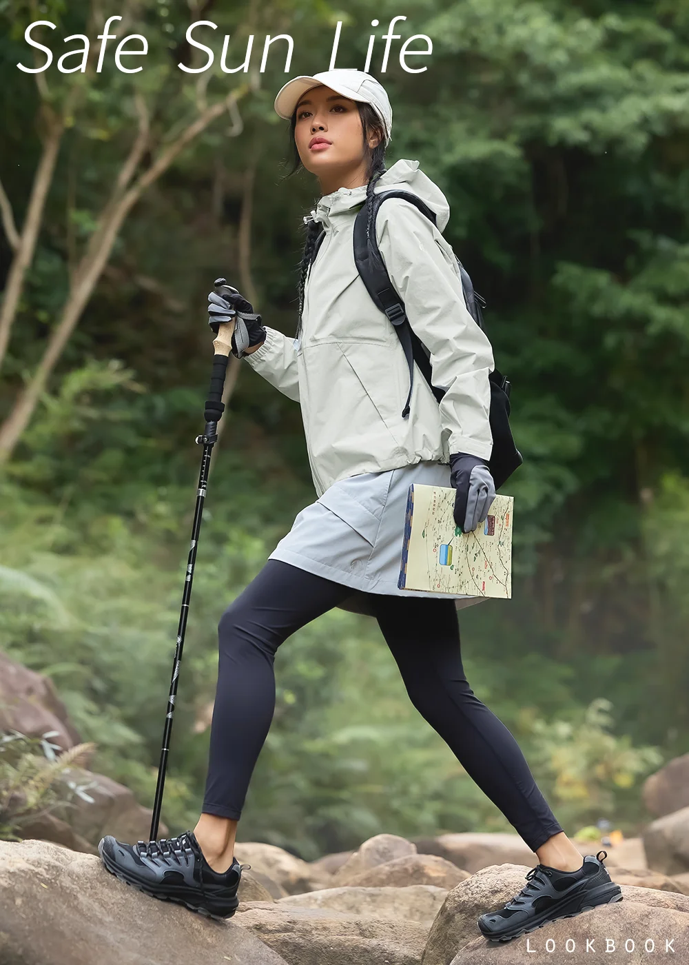 展示模特兒穿著防水透濕環保大口袋連帽外套進行戶外健行的動態姿態，展現防水抗裂環保印花膜平織布料優異的活動性與耐磨機能。