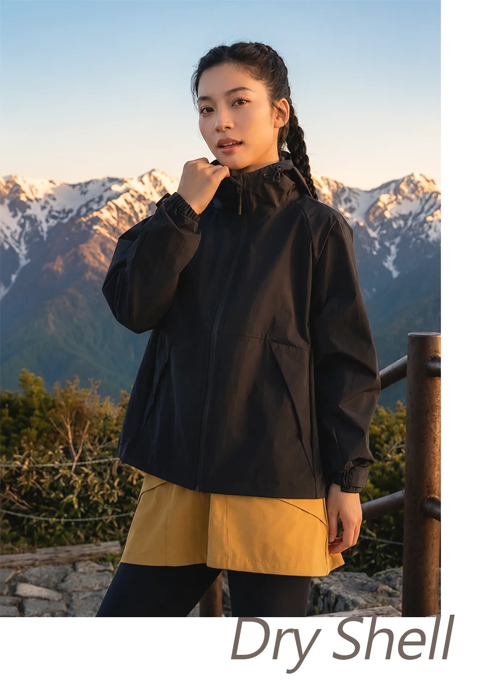 展示暗夜黑款防水透濕環保大口袋連帽外套穿搭，展現在山岳下率性且具包覆感的全防禦穿戴效果。