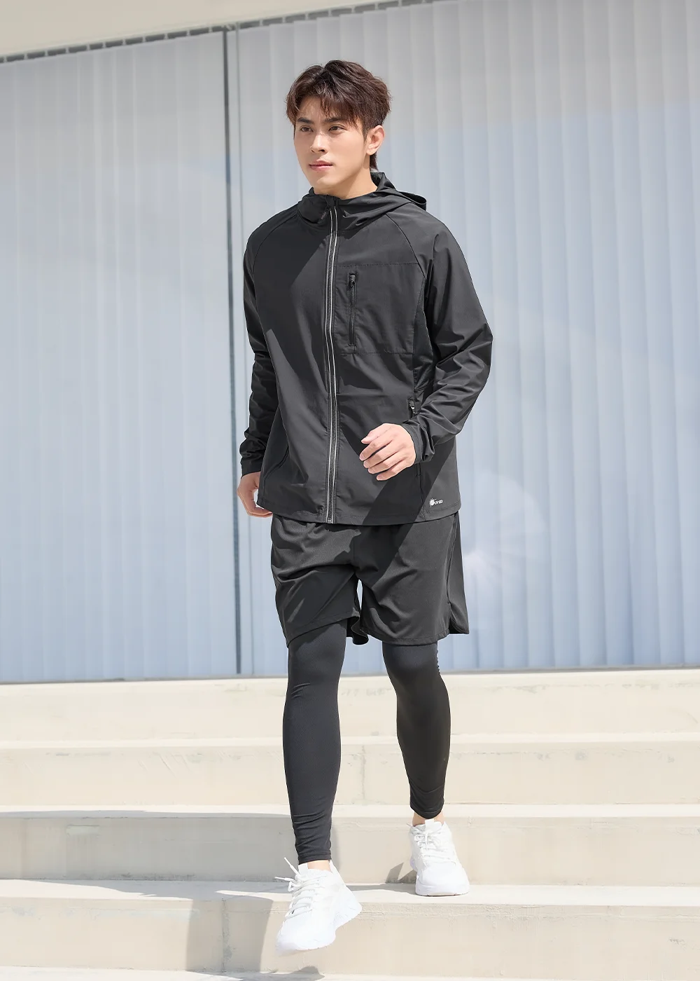 男款 Apex 黑色機能運動外套搭配緊身運動褲與白球鞋，透氣材質適合夏季跑步與健身穿搭
