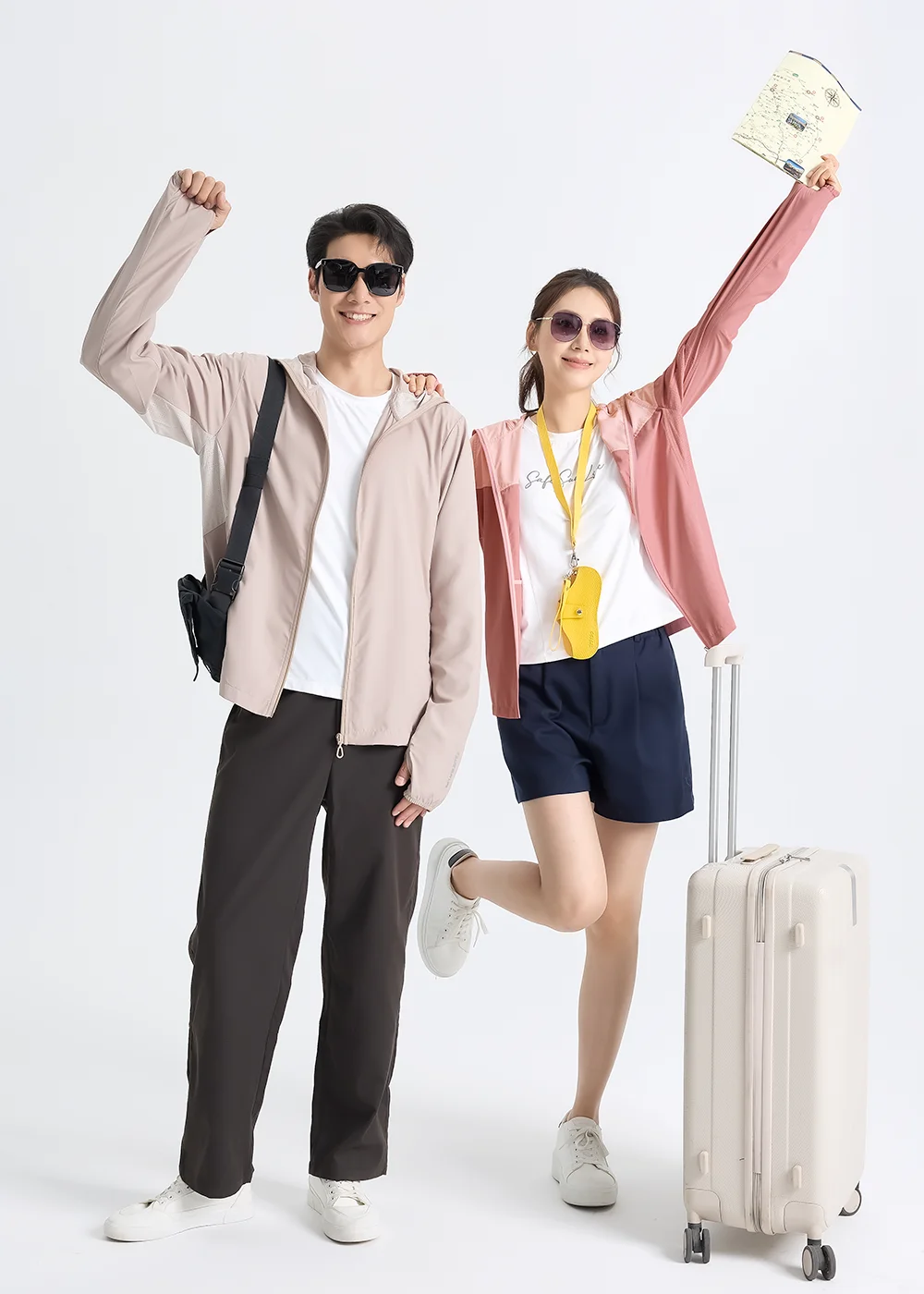 出國旅遊必備穿搭，男女款防曬外套拼色設計。輕便好收納且具機能性，讓行程更輕鬆愉快。