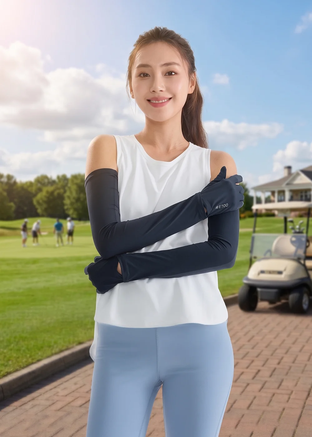 女模特兒穿著白色背心與淺藍色運動褲，佩戴深藍色長版防曬袖套手套，背景為綠意盎然的高爾夫球場與遠處的高爾夫球車。