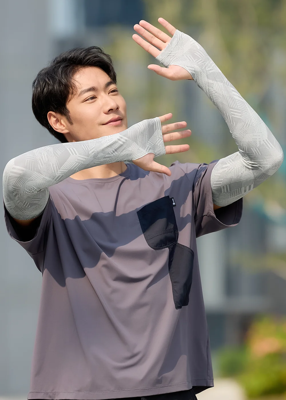 淺灰色幾何花紋防曬袖套展示，採用露指指洞設計，不僅能防護手背，更提供指尖靈活度，布料輕薄透氣不悶熱。