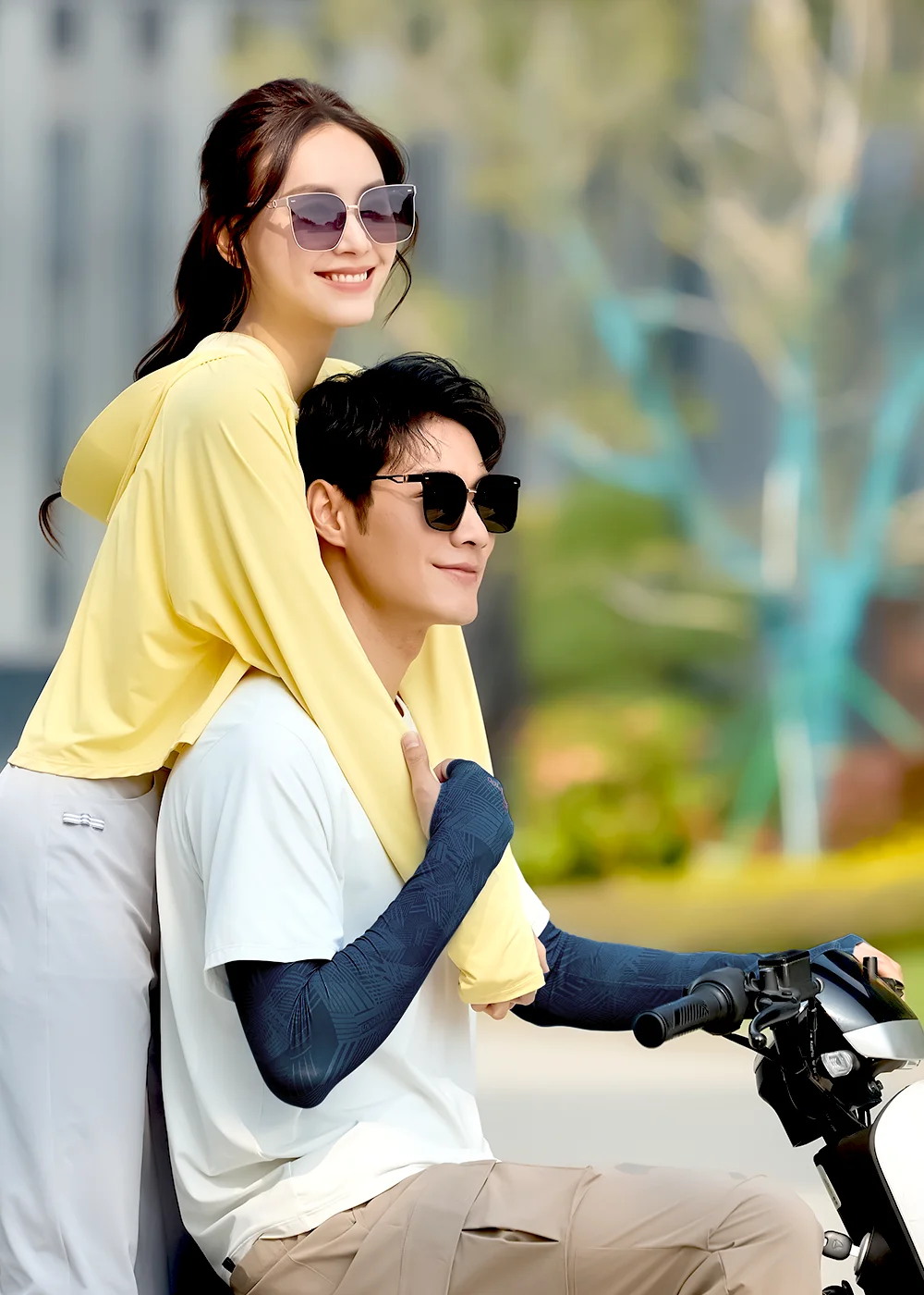 深藍色幾何圖形款涼感袖套，專為機車族與戶外運動設計，完美銜接短袖袖口，全面阻隔紫外線，預防手臂曬傷。