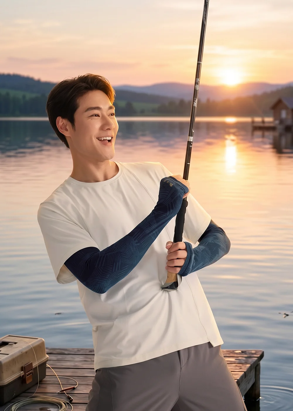 戶外休閒穿搭展示，深藍色涼感袖套吸濕速乾，是登山、垂釣等長時間戶外活動的必備配件。