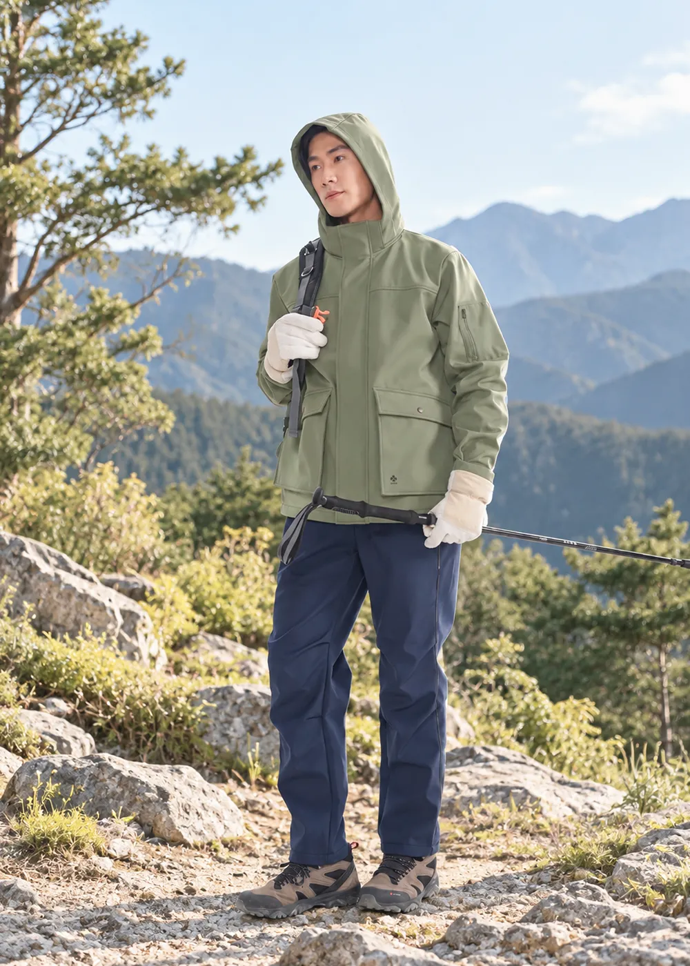 男款高透濕防風軟殼刷毛保暖外套森灰綠戶外登山穿搭，具備防潑水透濕面料與多功能安全口袋，應對多變氣候。