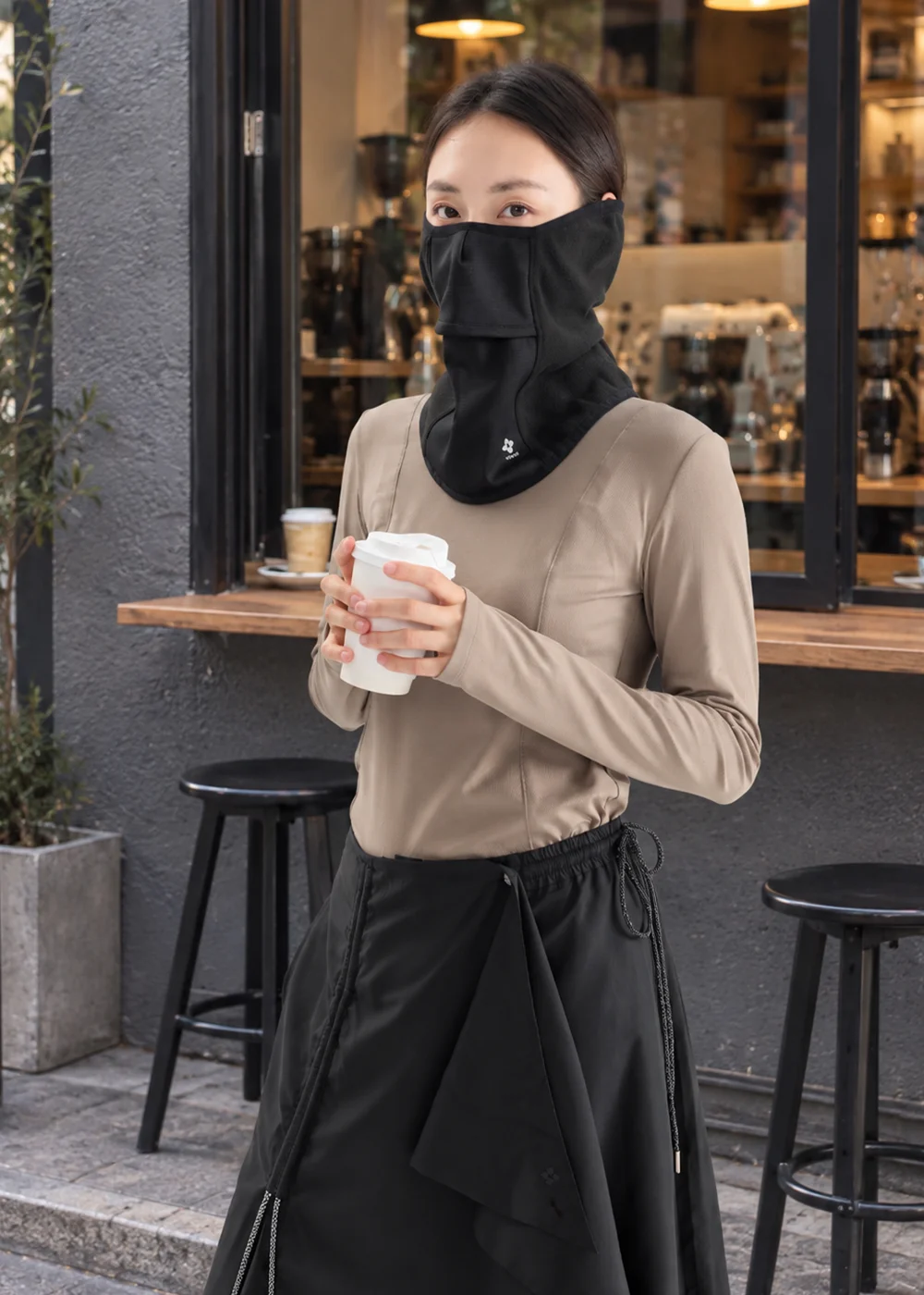 黑色保暖防風口罩，搭配機能服飾與保暖頸套，適合秋冬城市通勤與戶外活動