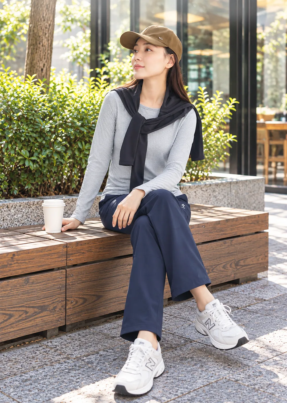 保暖經典百搭毛呢鴨舌帽焦糖咖，女模特兒戶外休閒全身穿搭示範，圓潤帽型線條修飾貼合臉型，為秋冬通勤與日常穿搭首選。
