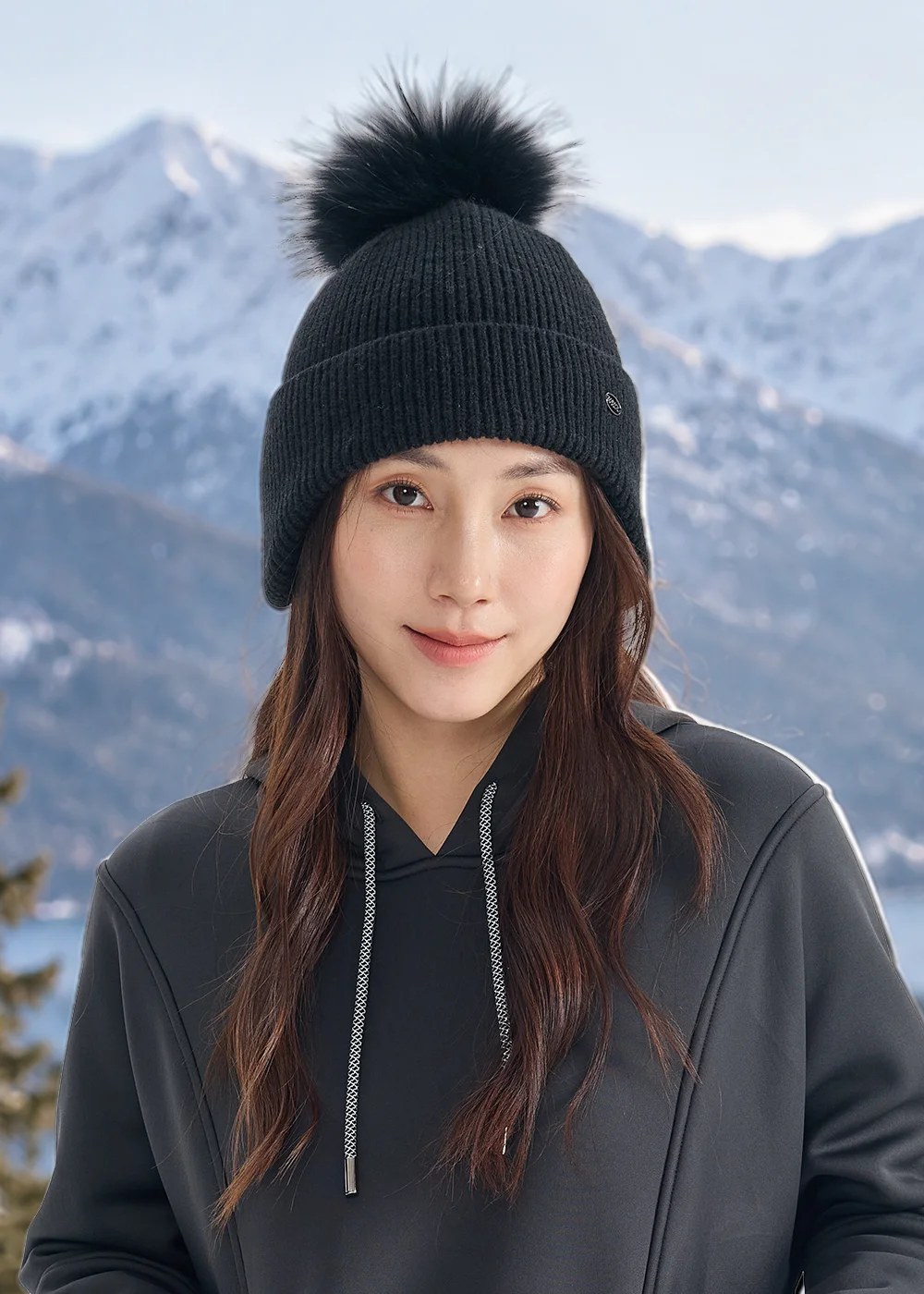 經典黑色毛球針織毛帽，中性款彈性護耳防寒帽，高山雪景戶外休閒穿搭必備保暖配件