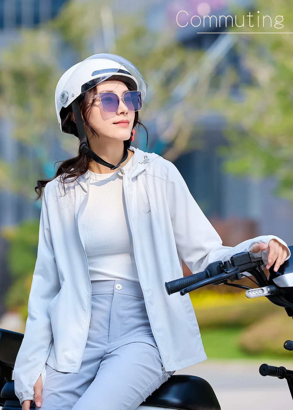 通勤族防曬推薦：女性機車族配戴大框太陽眼鏡，有效遮蔽陽光並提升騎行視覺安全性。